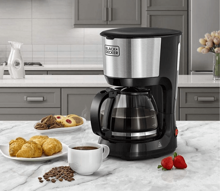 Permanent nylon filter and water level markings on Black+Decker DCM750S-B5 coffee machine for accurate brewing and durability.