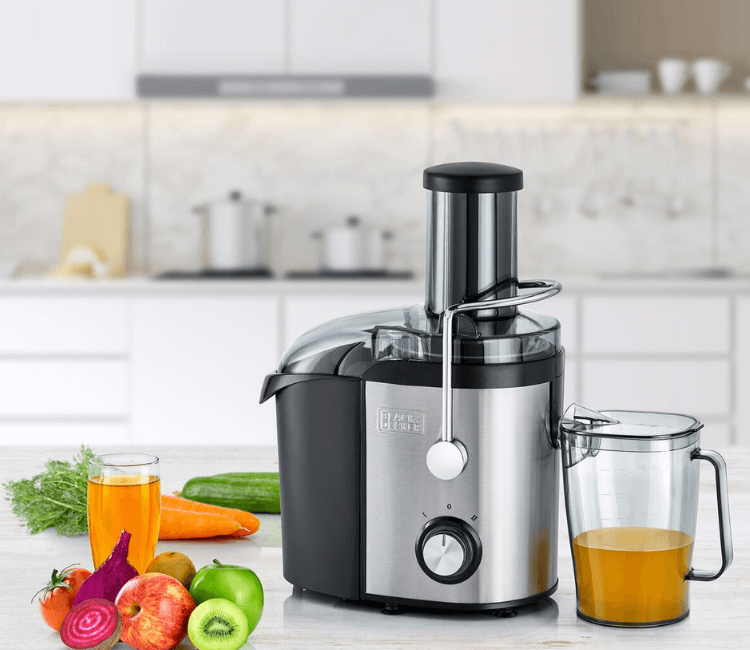 Black+Decker JE800-B5 800W Juicer actively extracting fresh orange and pineapple juice, demonstrating high-speed juice flow into a collection cup.